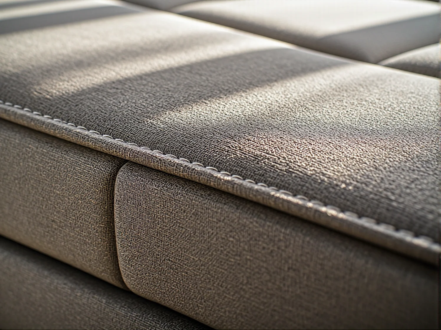 Osoba używająca pilota do zmiany ustawień twardości materaca w swoim łóżku kontynentalnym.