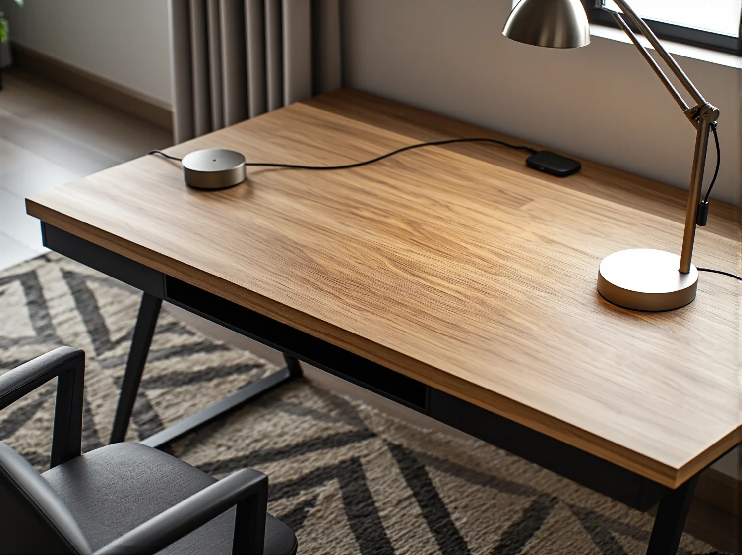 Kompaktowe biurko narożne z szufladami, zapewniające dodatkowe miejsce do przechowywania w małym wnętrzu.