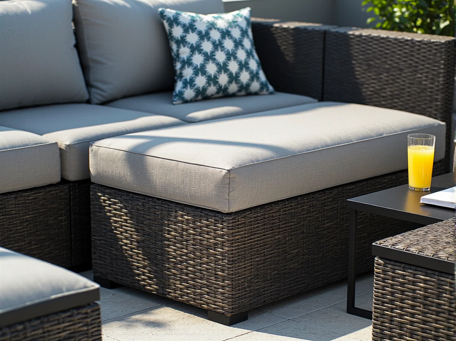 Modułowy narożnik ogrodowy z poduszkami, który można dopasować do wielkości przyjęcia plenerowego.