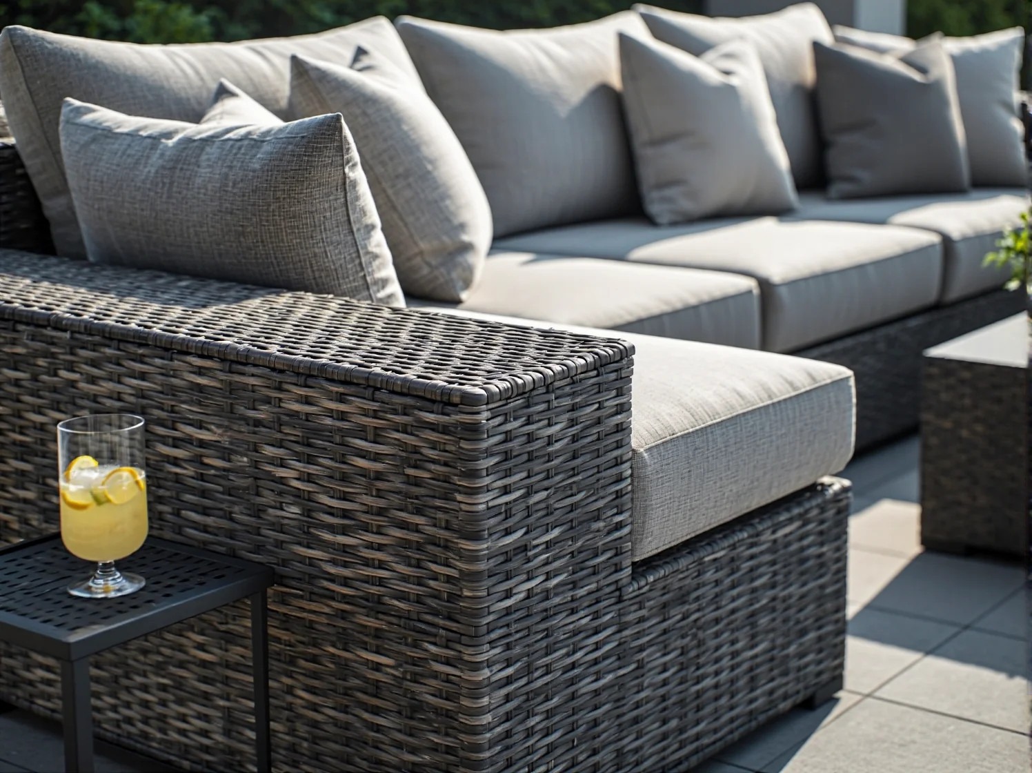 Modułowy zestaw wypoczynkowy na tarasie dopasowany do indywidualnych potrzeb użytkownika.