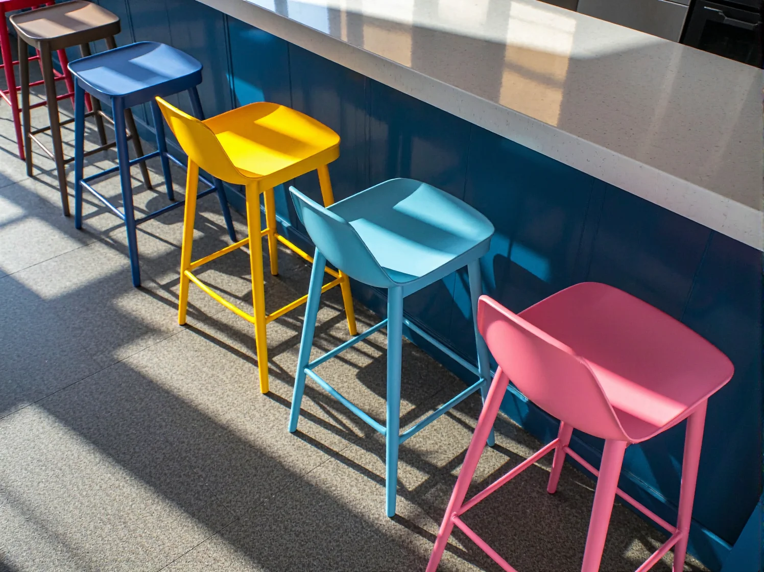 Minimalistyczne, drewniane hokery w jasnej restauracji. Przegląd funkcjonalnych krzeseł barowych do komercyjnych wnętrz.