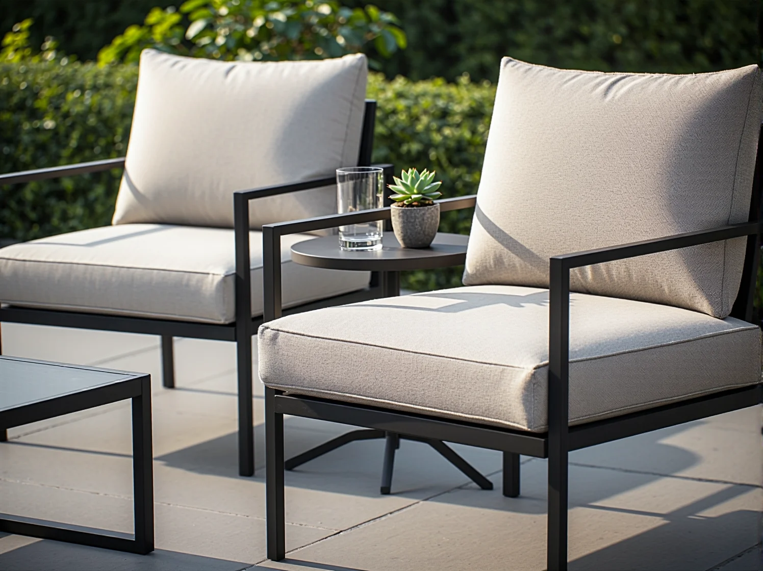 Nowoczesny komplet mebli ogrodowych z technorattanu na tarasie, gotowy na relaks w letni dzień.
