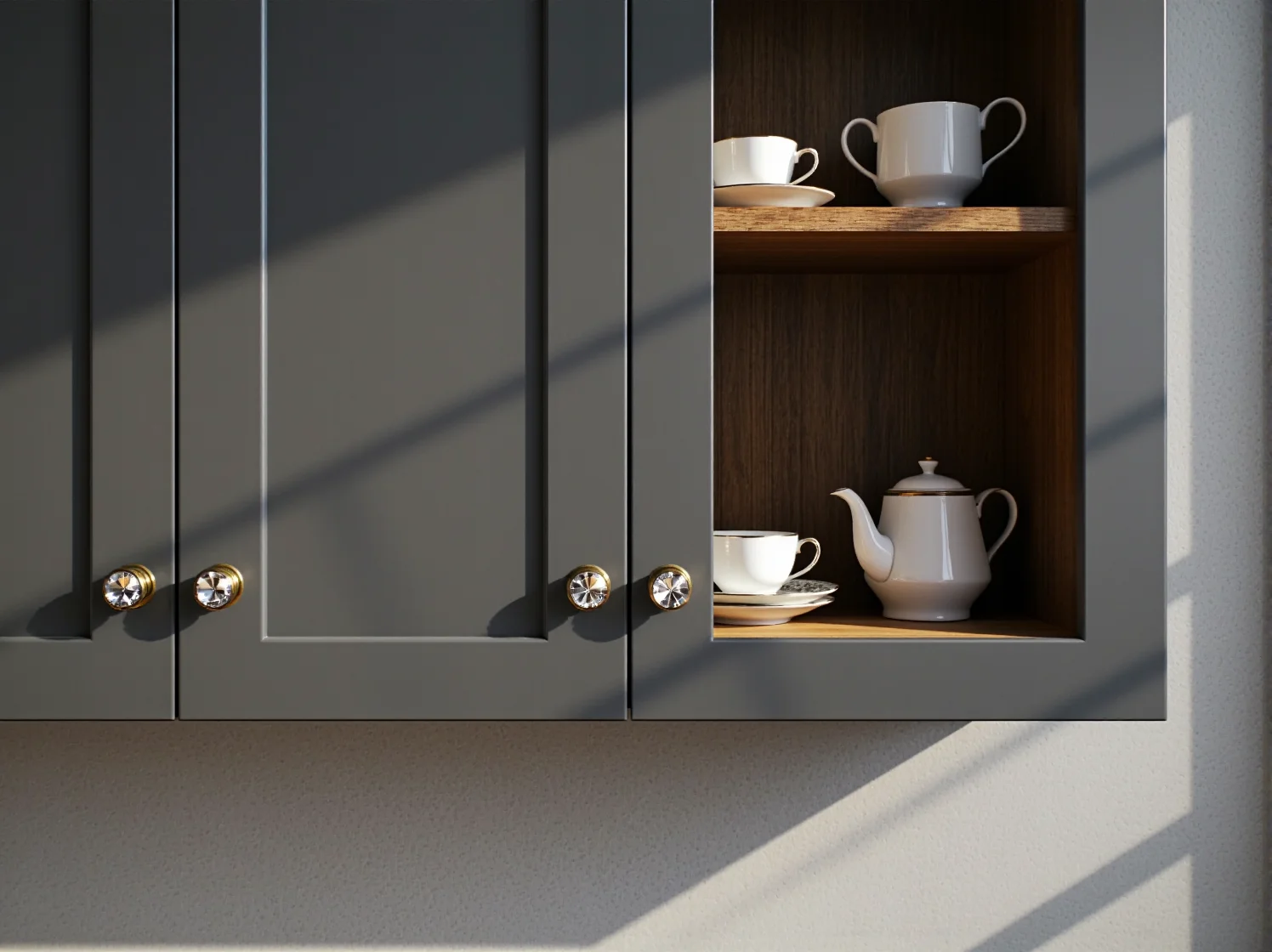 Kryształowy żyrandol i mosiężna bateria retro w stylowej kuchni glamour.