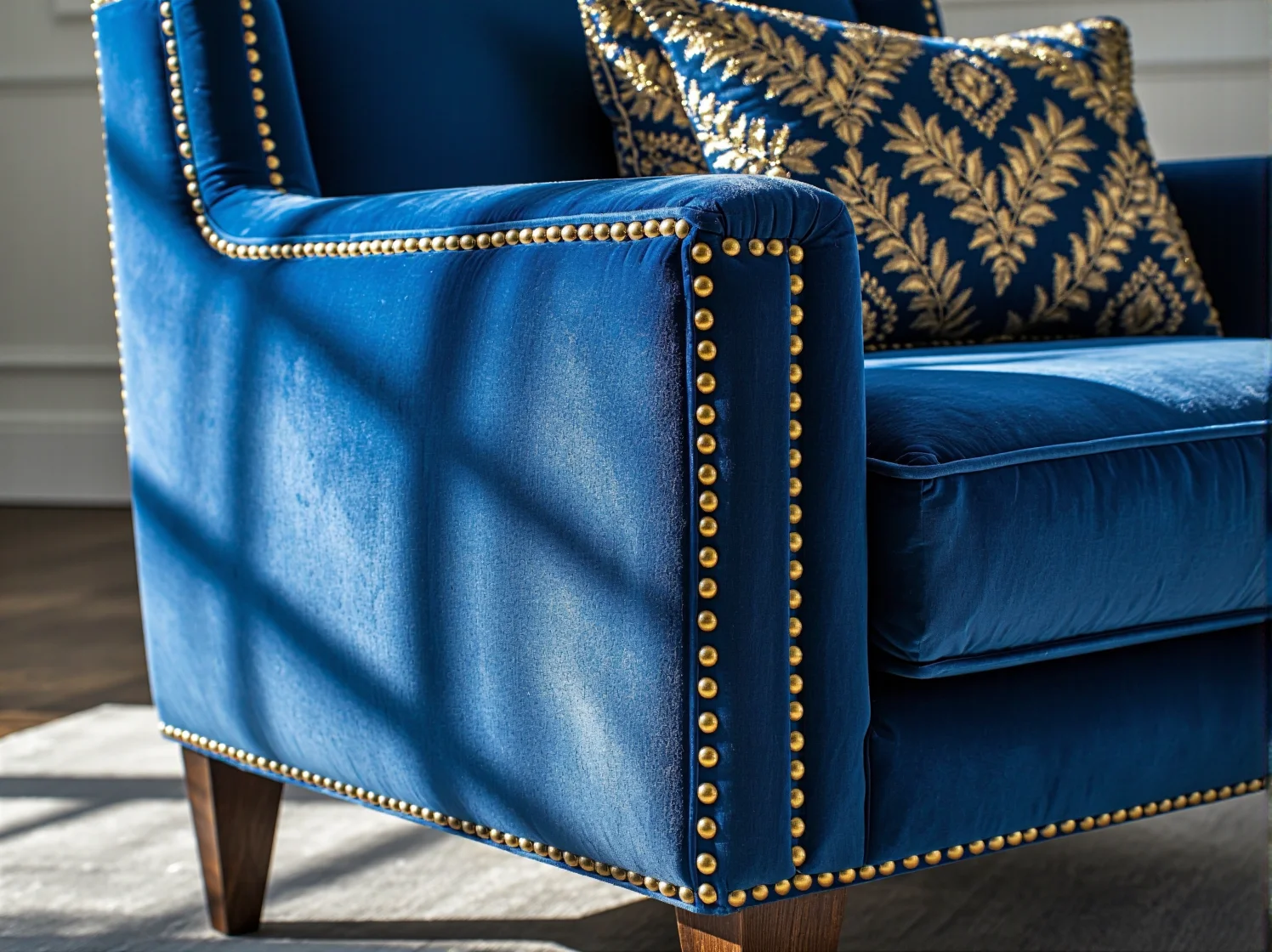 Welurowa sofa w kolorze butelkowej zieleni, idealnie pasująca do nowoczesnego wnętrza glamour.